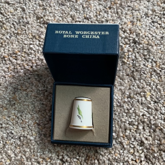 Royal Worcester Bone China Thimble - Rose - Picture 3 of 4